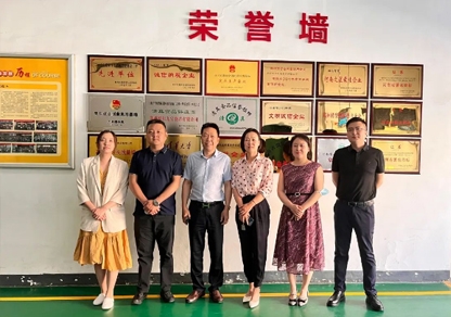 פ����ҵ �����г�ح���ҽӴ��й���ζƷЭ�����Ůʿһ��ݰ�پ�������(�й���)���޹�˾�������е��У�